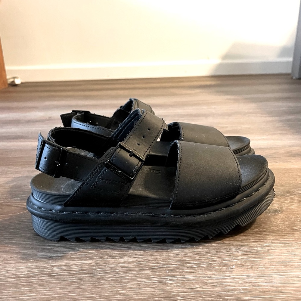 Dr Martens Voss Platform Sandals US 8 // EU 39
WORN ONCE